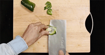 【韩式辣酱鱿鱼】切青椒丝