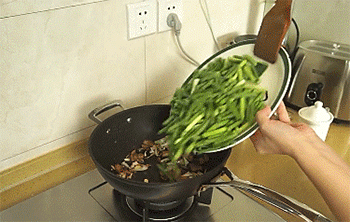 【蒜台炒肉】放入蒜台