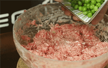 【时蔬牛肉球】加入青豆