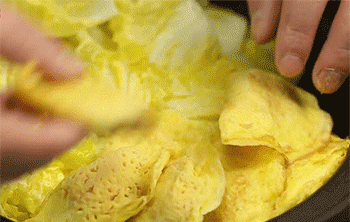 【菌菇蛋饺煲】加入蛋饺