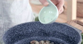 【陈香卤肉饭】放调料