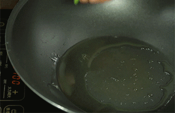 【茶树菇五花肉】爆香