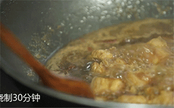 【茶树菇五花肉】撇去浮沫