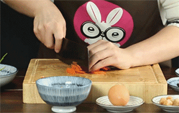 【干贝海参羹】胡萝卜切丝