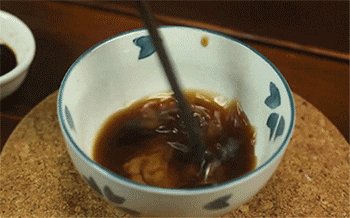 【宫爆虾球】搅拌