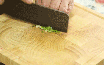 【时蔬牛肉球】切葱花