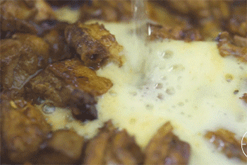 【特色啤酒鸭】倒入啤酒