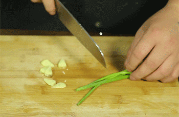 【茶树菇五花肉】葱切段