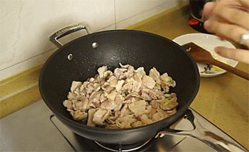 【辣白菜炒五花肉】放调料