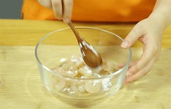【西兰花炒虾仁】搅拌腌制