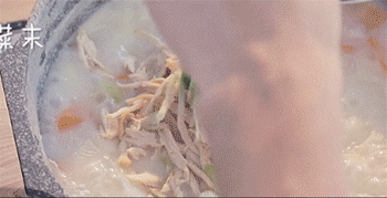 【鸡丝奶油浓汤】放入胡萝卜和山药