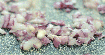 【鸡翅包饭】放入食材