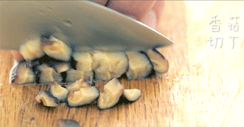 【牛肉肠粉】切香菇丁