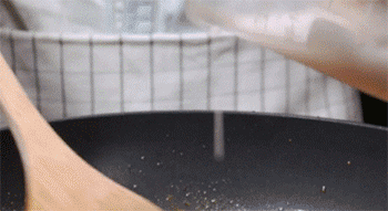 【韩式辣酱鱿鱼】勾芡