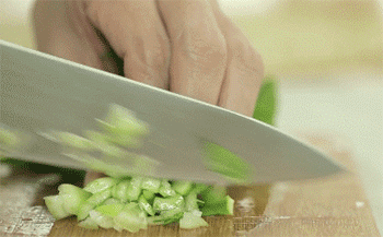 【橙香三文鱼蔬菜饼】青菜切碎