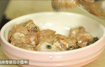 【豉油蒸排骨】排骨装盘