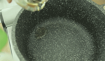 【菌菇南瓜焖饭】炒香配菜