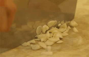 【宫爆龙虾】蒜切末