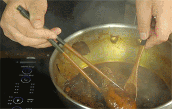 【秘制酱鸭头】捞出鸭头