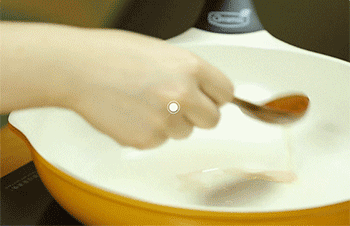 【西兰花炒虾仁】热锅起油