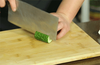 【浇汁小黄鱼】黄瓜切丁