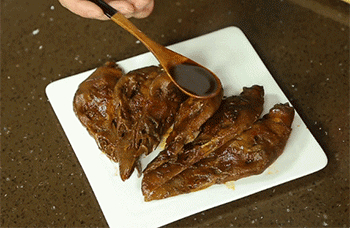 【秘制酱鸭头】淋酱汁