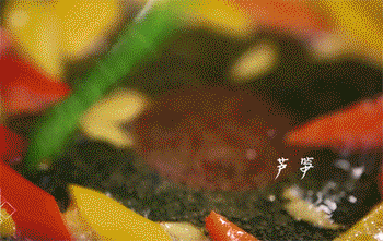 【芦笋炒虾】放入食材