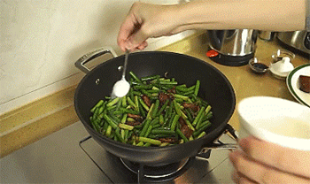 【蒜台炒肉】放盐