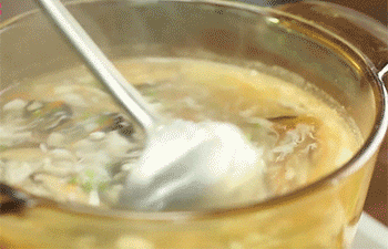 【干贝海参羹】加入葱花