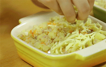 【肉汁芝士焗土豆泥】撒上芝士、青红椒