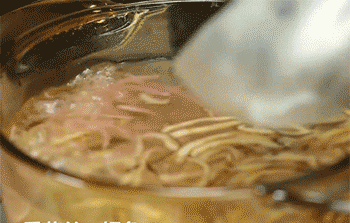 【银鱼羹】加入银鱼