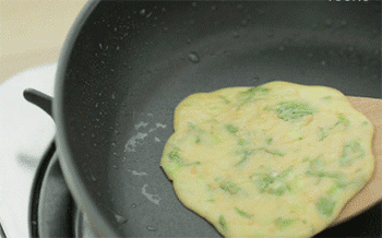 【橙香三文鱼蔬菜饼】翻面