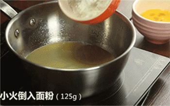 【金牌凤凰球】倒入面粉