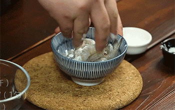 【宫爆虾球】搅拌腌制