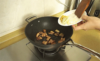 【蒜台炒肉】爆香葱姜蒜