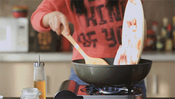 【山楂红烧肉】倒入五花肉