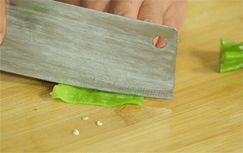 【五彩辣猪肚】青椒切片