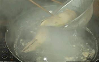 【秘制酱鸭头】捞出