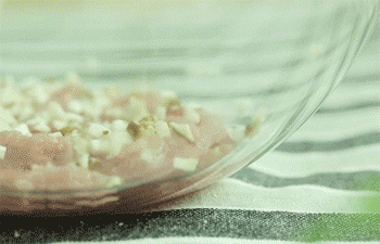 【宝宝版客家豆腐酿】放入食材