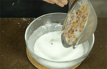 【腊味萝卜糕】倒入腊肉