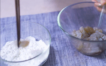 【宫爆虾球】裹粉