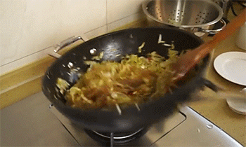 【卷心菜炒粉丝】翻炒