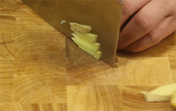 【宫爆虾球】姜切片