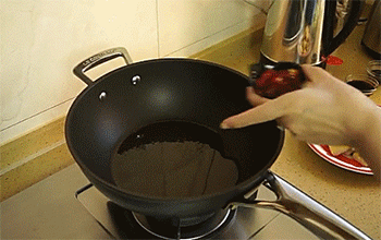 【大葱烧豆腐】爆香