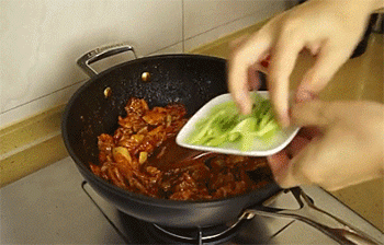 【辣白菜炒五花肉】放葱段
