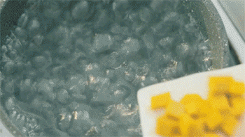 【南瓜疙瘩面】放入食材