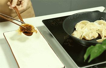 【肉汁豆腐煎饺】饺子装盘