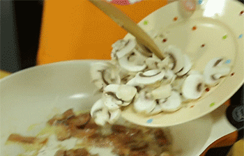 【蘑菇奶油焗面】加入蘑菇