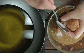 【糖醋小肉丸】捏肉丸下锅炸