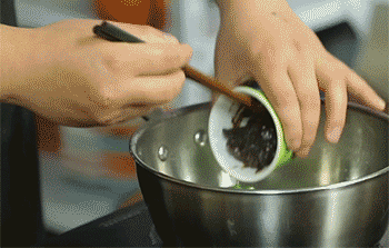 【秘制酱鸭头】加入甜面酱、豆瓣酱